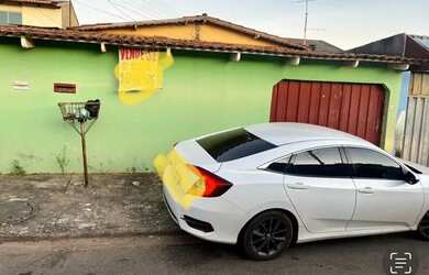 Imagem: A casa possui 3 Dormitórios, 1 Banheiro, 2 Vagas na garagem