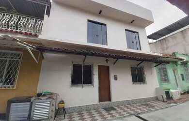 Imagem: A casa possui 4 Dormitórios, 3 Banheiros, 1 Vaga na garagem