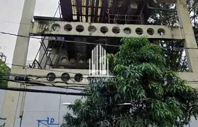 Imagem: O depósito possui 5 Vagas na garagem, 685m² de Área e está