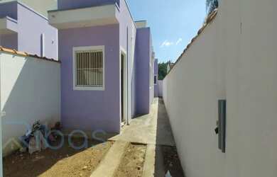 Imagem: A casa possui 2 Dormitórios, 2 Banheiros, 2 Vagas na garagem