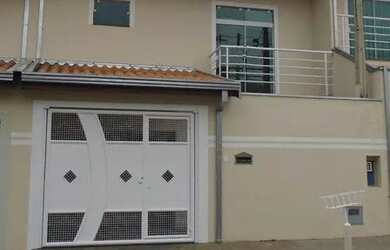 Imagem: A casa à venda possui 2 Dormitórios, 2 Banheiros, 1 Vaga na