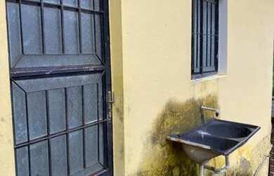 Imagem: A casa possui 2 Dormitórios e 1 Banheiro e está localizado