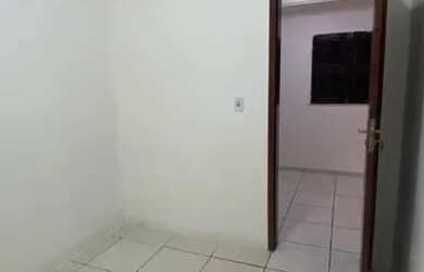 Imagem: A casa possui 3 Dormitórios, 1 Banheiro, 1 Vaga na garagem