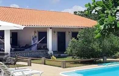 Imagem: A casa em condomínio possui 3 Dormitórios, 2 Banheiros, 4