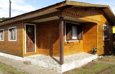 Imagem: A casa possui 3 Dormitórios, 1 Banheiro, 1 Vaga na garagem