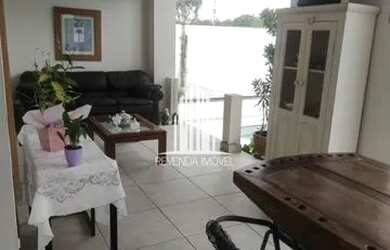 Imagem: A casa possui 4 Dormitórios, 5 Banheiros, 4 Vagas na garagem