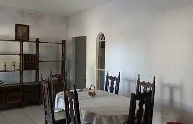 Imagem: A casa possui 4 Dormitórios, 3 Banheiros, 5 Vagas na garagem