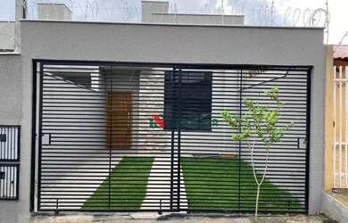 Imagem: A casa possui 3 Dormitórios, 2 Banheiros, 1 Vaga na garagem