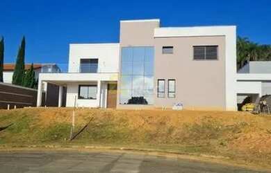 Imagem: A casa em condomínio possui 4 Dormitórios, 5 Banheiros, 2