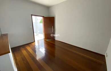 Imagem: A casa possui 3 Dormitórios, 2 Banheiros, 320m² de Área e