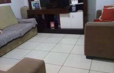 Imagem: A casa possui 3 Dormitórios, 1 Banheiro, 3 Vagas na garagem