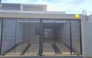 Imagem: A casa possui 3 Dormitórios, 2 Banheiros, 2 Vagas na garagem