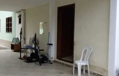 Imagem: A casa possui 3 Dormitórios, 2 Banheiros, 2 Vagas na garagem