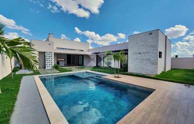 Imagem: A casa em condomínio possui 4 Dormitórios, 5 Banheiros, 5