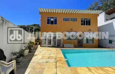 Imagem: A casa possui 5 Dormitórios, 5 Banheiros, 4 Vagas na garagem