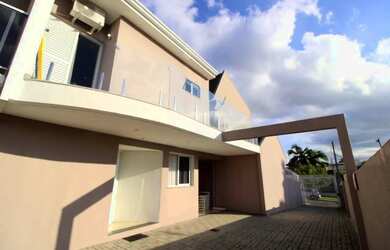 Imagem: A casa em condomínio possui 3 Dormitórios, 4 Banheiros, 1