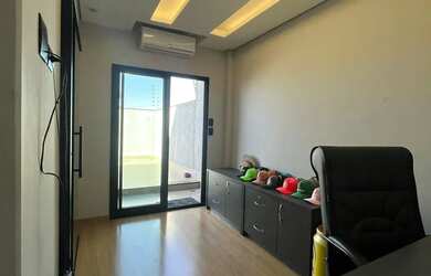 Imagem: A casa possui 3 Dormitórios, 3 Banheiros, 2 Vagas na garagem