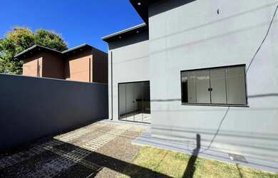 Imagem: A casa possui 2 Dormitórios, 2 Banheiros, 1 Vaga na garagem