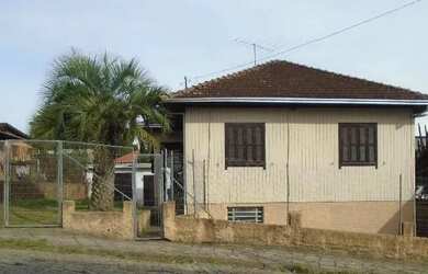 Imagem: A casa possui 4 Dormitórios, 1 Banheiro, 1 Vaga na garagem