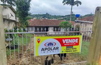 Imagem: A casa possui 3 Dormitórios, 1 Banheiro, 2 Vagas na garagem