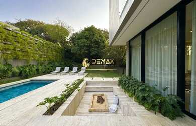 Imagem: A casa possui 5 Dormitórios, 5 Banheiros, 5 Vagas na garagem