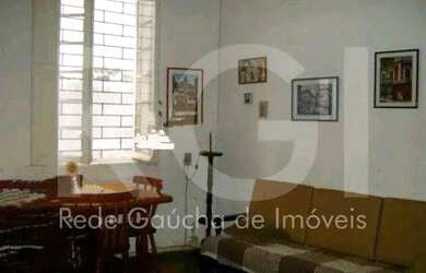 Imagem: A casa possui 4 Dormitórios, 2 Banheiros, 4 Vagas na garagem