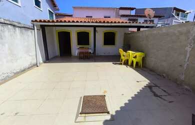 Imagem: A casa possui 2 Dormitórios, 1 Banheiro, 2 Vagas na garagem