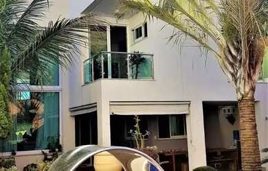 Imagem: A casa em condomínio possui 4 Dormitórios, 5 Banheiros, 4