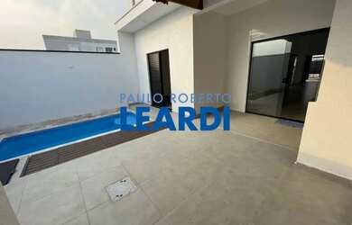 Imagem: A casa possui 3 Dormitórios, 3 Banheiros, 2 Vagas na garagem