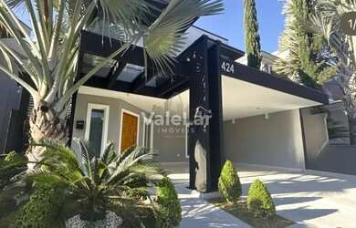 Imagem: A casa possui 4 Dormitórios, 5 Banheiros, 4 Vagas na garagem