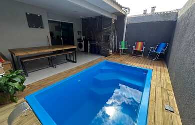 Imagem: A casa possui 2 Dormitórios, 3 Banheiros, 2 Vagas na garagem