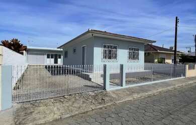 Imagem: A casa à venda possui 3 Dormitórios, 2 Banheiros, 2 Vagas