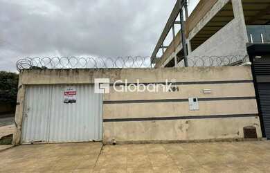 Imagem: A casa possui 3 Dormitórios, 1 Banheiro, 4 Vagas na garagem