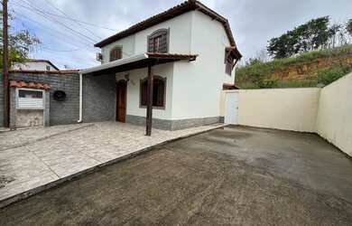 Imagem: A casa possui 2 Dormitórios, 2 Banheiros, 2 Vagas na garagem