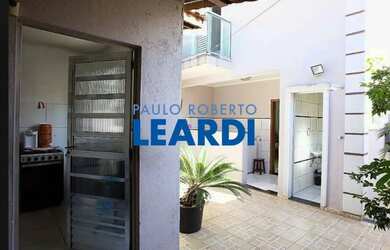 Imagem: A casa possui 3 Dormitórios, 5 Banheiros, 2 Vagas na garagem