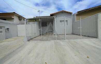 Imagem: A casa possui 2 Dormitórios, 2 Banheiros, 2 Vagas na garagem