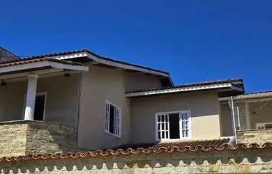 Imagem: A casa possui 3 Dormitórios, 2 Banheiros, 1 Vaga na garagem