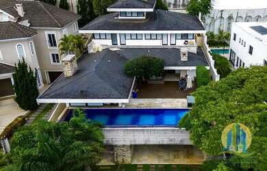 Imagem: A casa possui 5 Dormitórios, 4 Banheiros, 530m² de Área e