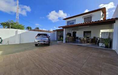 Imagem: A casa possui 4 Dormitórios, 4 Banheiros, 2 Vagas na garagem