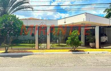 Imagem: A casa possui 3 Dormitórios, 4 Banheiros, 3 Vagas na garagem