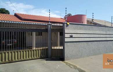 Imagem: A casa possui 3 Dormitórios, 2 Banheiros, 3 Vagas na garagem