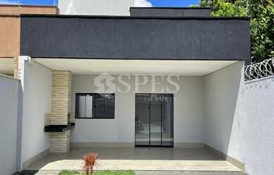 Imagem: A casa possui 3 Dormitórios, 2 Banheiros, 2 Vagas na garagem