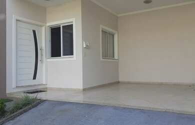 Imagem: A casa em condomínio possui 4 Dormitórios, 5 Banheiros, 4