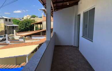 Imagem: A casa possui 3 Dormitórios, 1 Banheiro, 3 Vagas na garagem