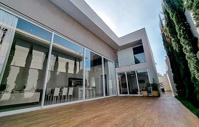 Imagem: A casa em condomínio possui 4 Dormitórios, 4 Banheiros, 2