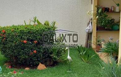 Imagem: A casa possui 3 Dormitórios, 1 Banheiro, 2 Vagas na garagem