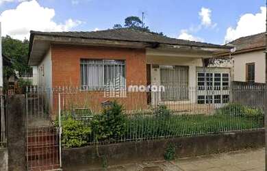 Imagem: A casa possui 4 Dormitórios, 1 Banheiro, 3 Vagas na garagem