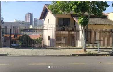 Imagem: A casa possui 3 Dormitórios, 3 Banheiros, 2 Vagas na garagem