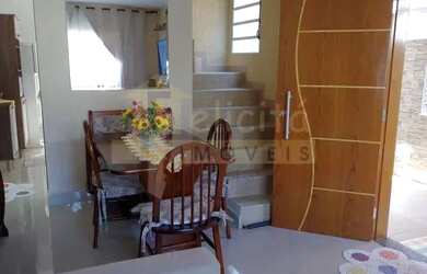 Imagem: A casa possui 2 Dormitórios, 2 Banheiros, 2 Vagas na garagem