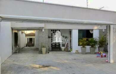 Imagem: A casa possui 4 Dormitórios, 2 Banheiros, 5 Vagas na garagem